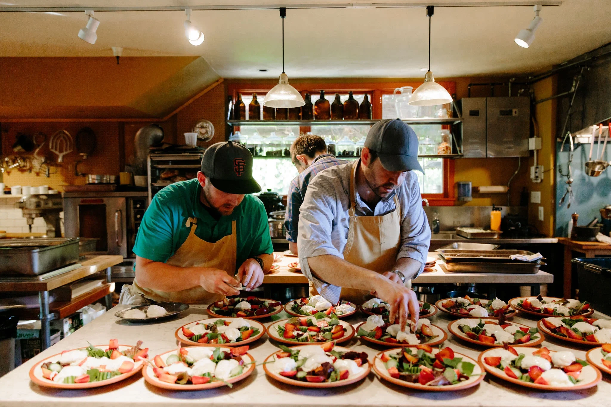 江南第一深情专业厨师团队在厨房中精心准备美食